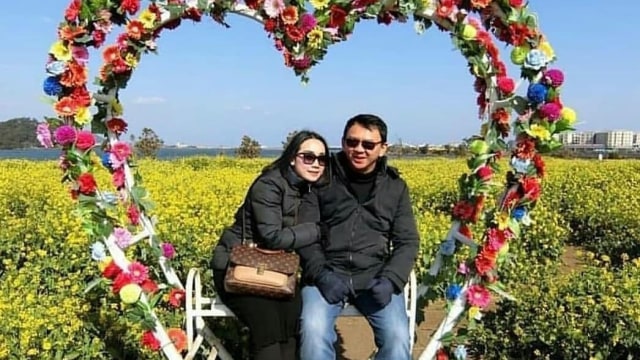 Basuki Tjahaja Purnama (BTP) alias ahok foto bersama dengan calon istrinya, Puput Nastiti, di kursi berbentuk hati. Foto: Instagram/@btpkami