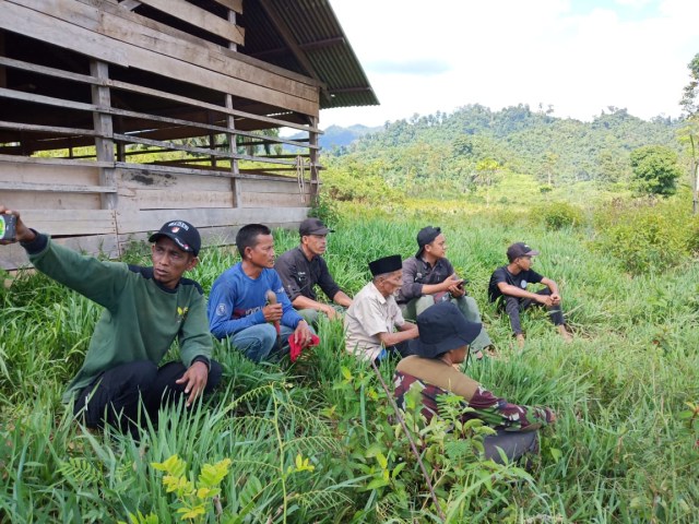 Personel BKSDA Aceh, WCS bersama pawang Harimau melacak jejak gajah di Aceh Jaya. Foto: Dok. BKSDA Aceh  