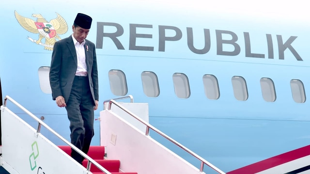Presiden RI Joko Widodo tiba di Bandar Udara Fatmawati Soekarno, Kota Bengkulu, Jumat (15/2). Foto: Dok. Biro Pers Sekretariat Presiden