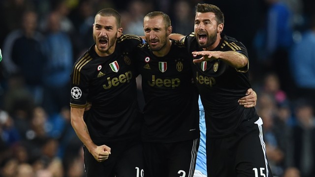 Leonardo Bonucci, Giorgio Chiellini, dan Andrea Barzagli. Foto: AFP/Paul Ellis