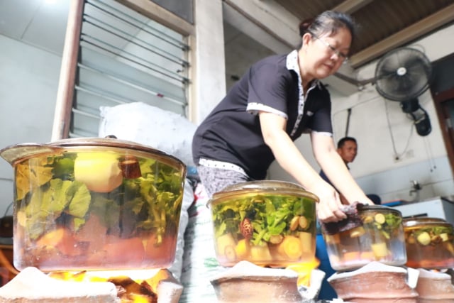 Sop sayur 5 unsur saat sedang di rebus menggunakan tungku dan panci kaca. (Foto : Fernando Fitusia)