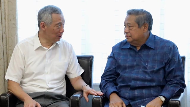 PM Singapura, Mr. Lee Hsien Loong (kanan) menjenguk Ibu Ani Bambang Yudhoyono di National University Hospital, Singapura, Jumat (15/2). Foto: Dok. Partai Demokrat