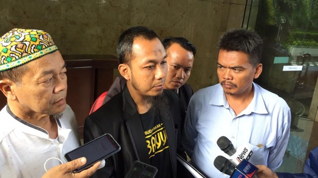 Petani bawang Brebes, M Subkhan (kanan) melaporkan Guntur Romli ke Bareskrim Polri. Foto: Mirsan Simamora/kumparan