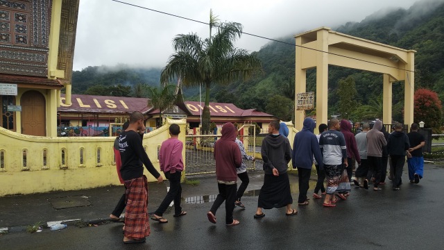 Sebanyak 17 santri di Pasentren Nurul Ikhlas Kabupaten Tanah Datar, menuju Polres Padang Panjang yang kini ditetapkan jadi anak pelaku (Foto/Irwanda/Langkan.id)