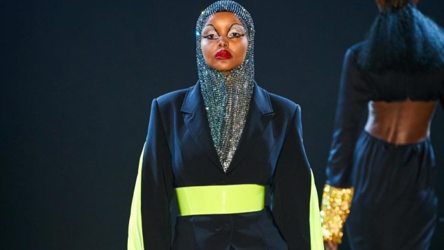 Halima Aden di Christian Cowan Fashion Show. Foto: Instagram @halima