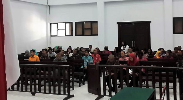 Sidang agenda mendengarkan pembelaan tim penasihat hukum terdakwa atas tuntutan jaksa terhadap kasus kecelakaan becak yang menyebabkan meninggalnya penumpang, dengan terdakwa Rasilu. Foto(Pengemudi becak) di Pengadilan Negeri Ambon. (Foto: ist)