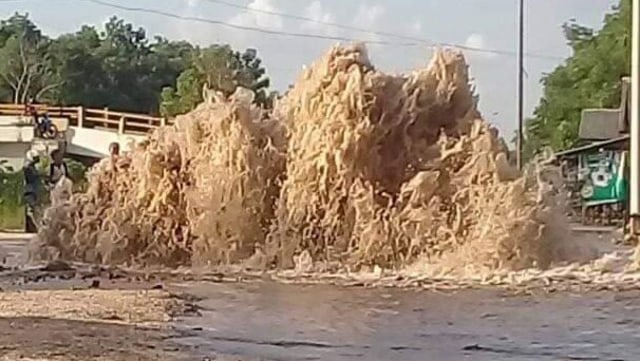 Pipa bocor milik PDAM Bandarmasih di Intake Sungai Tabuk pada Jumat sore (15/2/2019). Foto: Istimewa