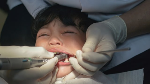 Ilustrasi anak takut ke dokter gigi Foto: Shutter Stock
