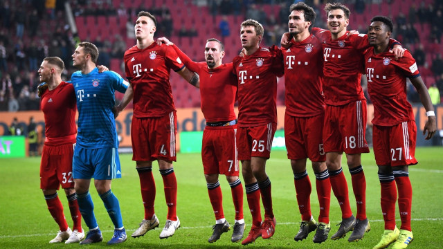 Selebrasi Bayern Muenchen usai menundukkan Augsburg. Foto: Reuters/Andreas Gebert