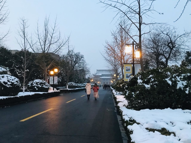 Salju menutupi kawasan Kaifeng, Henan, China, Jumat (15/2). Foto: Rizki Maulida/acehkini