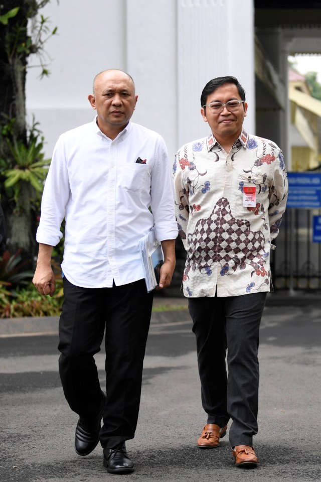 Koordinator Staf Khusus Presiden Teten Masduki bersama Pendiri sekaligus CEO Bukalapak.com Achmad Zaky usai bertemu dengan Presiden Joko Widodo di Istana Kepresidenan, Jakarta. Foto: Antara/Puspa Perwitasari