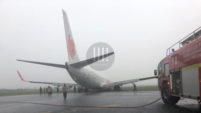 Pesawat Lion Air JT 714 tergelincir di Bandara Supadio, Kubu Raya, Kalimantan Barat, Sabtu (16/02) pukul 15.10 wib. Foto: dok.Hi!Pontianak