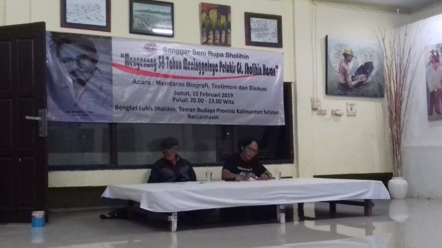 Seniman Kalsel dan eks simpatisan Lekra, Misbach Tamrin (kiri) di Taman Budaya Kalsel, Jumat (15/2/2019). Foto: Donny Muslim/banjarhits.id