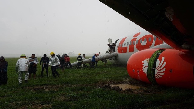 Lion Air tergelincir di Bandara Supadio. Foto: Dok. Humas Polda Kalbar