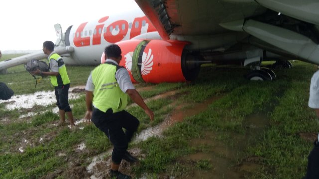 Lion Air tergelincir di Bandara Supadio. Foto: Dok. Humas Polda Kalbar