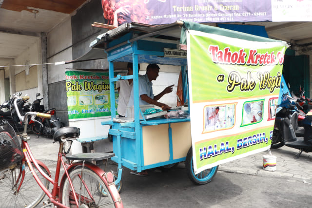 Tahok Pak Wagiman yang berada di kretek gantung Pasar Gede Solo. (Foto : Fernando Fitusia)
