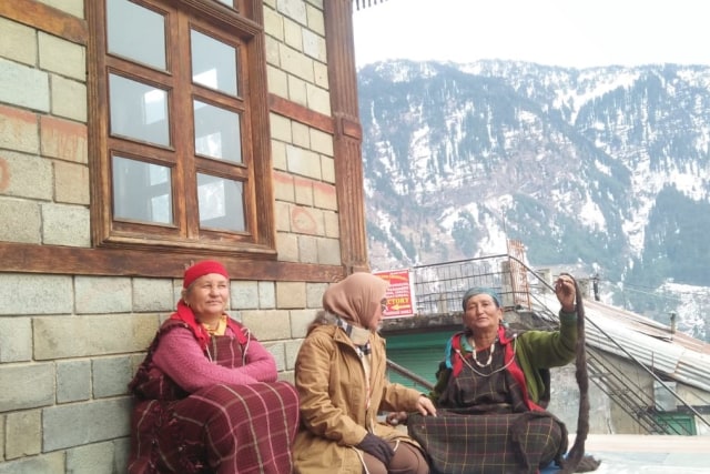 Berinteraksi dengan perempuan Suku Tibet di Manali, India. (Foto: Fahima Taufan/SulbarKini)