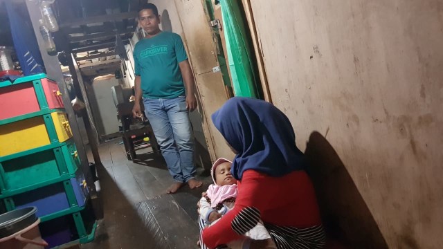 Kome, Kakak dari Rasilu tukang becak yang didakwa atas kasus kecelakaan bersama istrinya di depan pintu kamar Rasilu, Sabtu, (16/2). (Foto: ambonnesia.com)