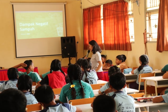 Suasana saat Akdemi Hijau melakukan sosialisasi di SDN 3 Benoa, Sabtu (16/2) - kanalbali/LSU