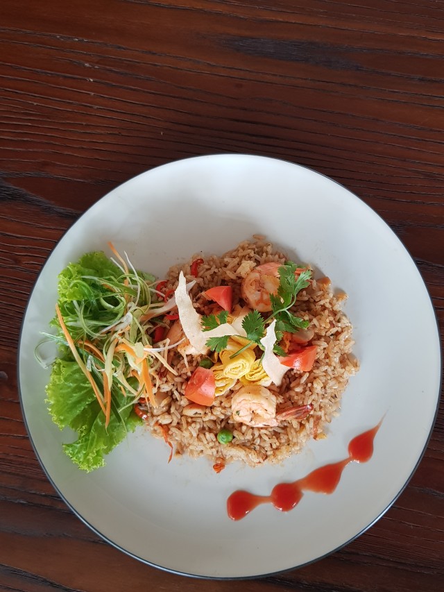 Nasi Goreng Tom Yam di Bluebells Express Hotel Syariah, Kota Malang ini mempunyai ciri rasa asam manis. 