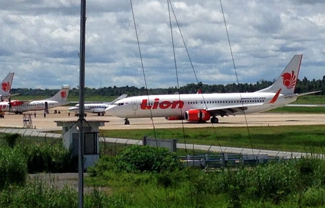 Pesawat Lion Air JT714 usai dievakuasi dari landasan pacu Bandara Supadio Pontianak, Minggu (17/2). 