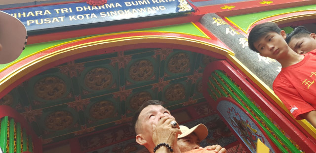 Seorang tatung mulai kesurupan, jelang perayaan Cap Go Meh di Kota Singkawang. 