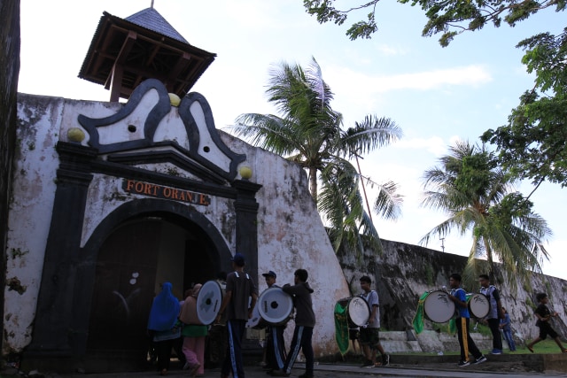 Pintu depan Benteng Oranje yang menghadap ke laut.  Sebelumnya, Benteng ini bernama Benteng Malayo yang dibangun oleh Portugis. Hingga pada tahun 1607, Laksamana VOC Cornelis Matelieff de Jong, utusan Belanda itu, berhasil mengusir Spanyol dari Ternate. Setelah mengalahkan Spanyol, Matelieff kemudian membangun Benteng di atas lokasi Benteng Malayo. Foto: Faris Bobero/cermat