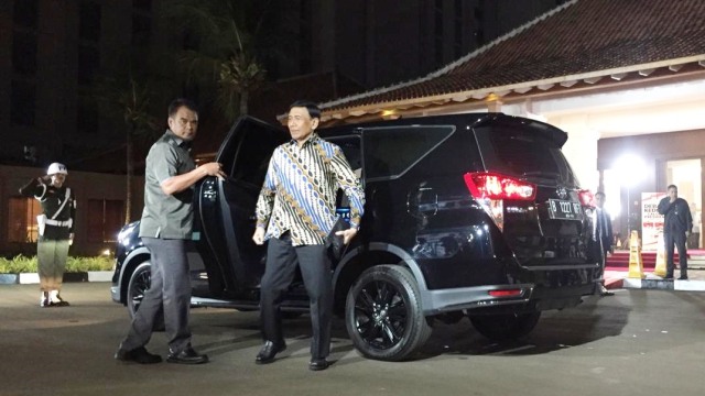 Menko Polhukam Wiranto (kanan) tiba di Hotel Sultan Jakarta, Minggu, (17/2). Foto: Mirsan Simamora/kumparan