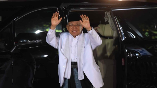 Cawapres nomor urut 01 Ma'ruf Amin tiba untuk menonton debat capres 2019 putaran kedua di Hotel Sultan, Jakarta, Minggu (17/2/2019). Foto: ANTARA FOTO/Rivan Awal Lingga