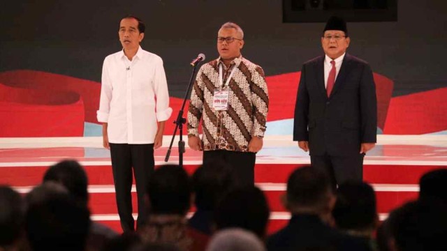 Capres no urut 01 Joko Widodo dan Capres no urut 02 Prabowo Subianto saat mengikuti Debat Kedua Capres 2019 di Hotel Sultan, Jakarta, Minggu, (17/2). Foto: Jamal Ramadhan/kumparan