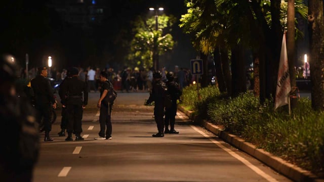 Petugas kepolisian berjaga seusai terdengar ledakan di kawasan Parkir Timur Senayan, Jakarta, Minggu (17/2/2019). Foto: ANTARA FOTO/Rivan Awal Lingga