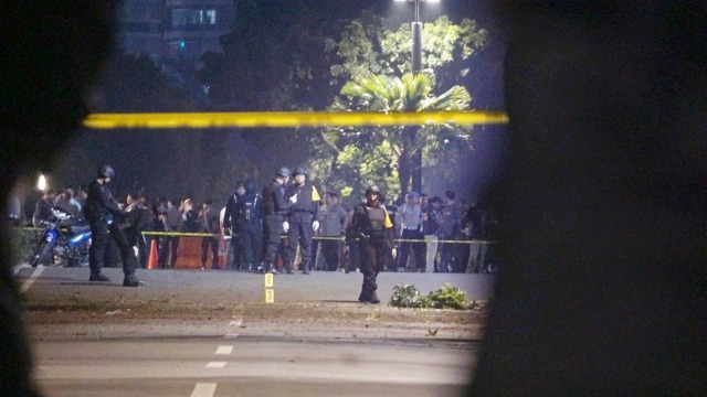 Polisi berjaga sekitar lokasi ledakan di Parkir Timur Senayan, Jakarta, (17/2). Foto: Iqbal Firdaus/kumparan