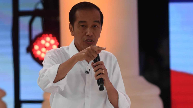 Capres nomor urut 01 Joko Widodo menyampaikan pendapatnya saat debat capres 2019 putaran kedua di Hotel Sultan, Jakarta, Minggu (17/2/2019). Foto: ANTARA FOTO/Akbar Nugroho Gumay
