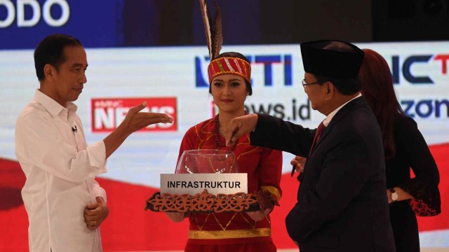 Capres nomor urut 01 Joko Widodo (kiri) dan Capres nomor urut 02 Prabowo Subianto (kanan) mengikuti debat capres 2019 putaran kedua di Hotel Sultan, Jakarta, Minggu (17/2/2019). Foto: ANTARA FOTO/Akbar Nugroho Gumay