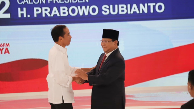 Capres no urut 01 Joko Widodo dan Capres no urut 02 Prabowo Subianto berjabat tangan usai Debat Kedua Capres 2019 di Hotel Sultan, Jakarta, Minggu, (17/2). Foto: Jamal Ramadhan/kumparan