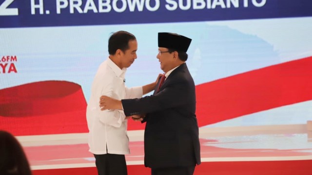 Capres no urut 01 Joko Widodo dan Capres no urut 02 Prabowo Subianto berjabat tangan  usai Debat Kedua Capres 2019 di Hotel Sultan, Jakarta, Minggu, (17/2). Foto: Jamal Ramadhan/kumparan