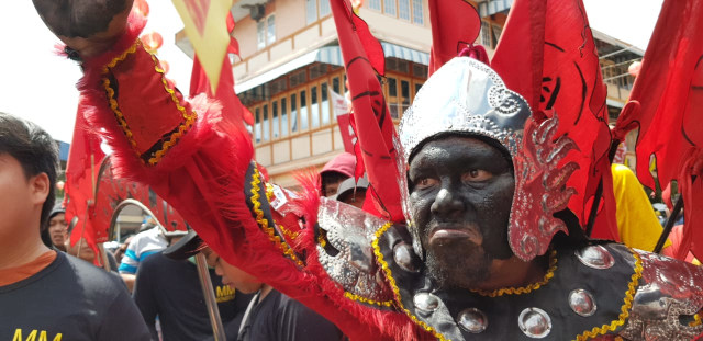 Jelang Cap Go Meh, tatung Singkawang gelar ritual cuci jalan, Senin (18/2). Foto: Hi!Pontianak