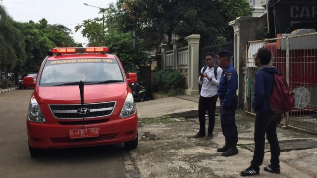 Satu unit kendaraan mobil pemeriksa kebakaran berada di depan rumah Ketua DPR RI Bambang Soesatyo. Foto: Muhammad Darisman/kumparan