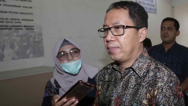 Plt Ketua Umum PSSI Joko Driyono (kedua kanan) bergegas saat tiba untuk menjalani pemeriksaan di Ditkrimum, Polda Metro Jaya, Jakarta, Senin (18/2/2019). Foto: ANTARA FOTO/Wibowo Armando