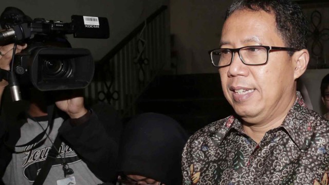 Plt Ketua Umum PSSI Joko Driyono (kedua kanan) bergegas saat tiba untuk menjalani pemeriksaan di Ditkrimum, Polda Metro Jaya, Jakarta, Senin (18/2/2019). Foto: ANTARA FOTO/Wibowo Armando