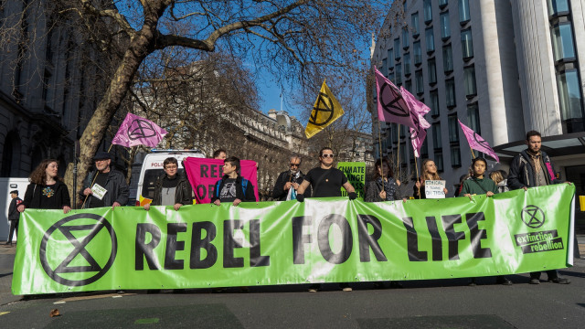 Aksi Protes Aktivis Lingkungan di London Fashion Week 2019. Foto: AFP/Niklas Halle'n