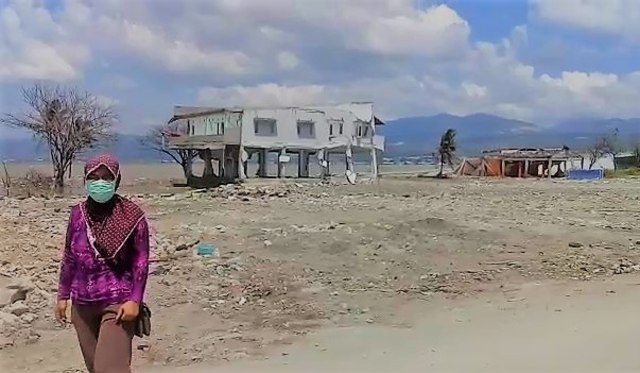 Salah seorang warga Palu saat berjalan di lokasi Pantai Tamanria, Palu Barat, Kota Palu, pasca bencana tsunami menghantam lokasi itu pada 28 September 2018. Foto: PaluPoso 