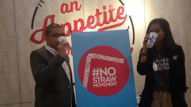 GM PT Fast Food Indonesia, Hendra Yuniarto (kiri) ketika presrilis gerakan tagar #nostrawmovement di KFC Jalan Lambung Mangkurat, Banjarmasin, Senin (18/2). Foto: Reska M/banjarhits.id