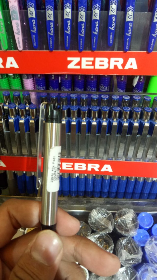 Pulpen Jokowi seharga Rp 29 ribu yang dijual di Gramedia. Foto: Maulana Ramadhan/kumparan