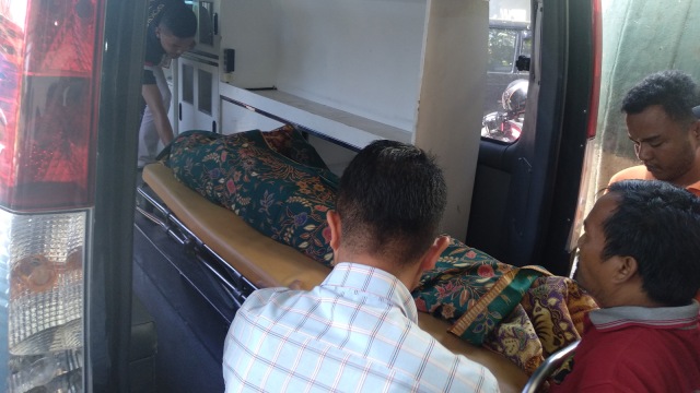 Jenazah Robby Alhalim santri korban pengeroyokan diautopsi di RS Bhayangkara Padang. (Irwanda/Langkan.id)