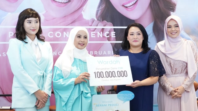 Penyerahan donasi Wardah kepada Yayasan Taman Baca Inovator di acara Wardah di kawasan Kebayoran Baru Jakarta Senin (18/2). Foto: Dok. Wardah