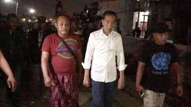 Jokowi (tengah) bersama sejumlah nelayan saat blusukan tengah malam di kampung nelayan, Tambak Lorok, Semarang tanpa dikawal ketat Paspampres. Foto: Dok. Sueb