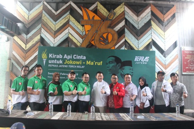 Konferensi Pers Kirab Api Cinta untuk Jokowi-Ma'ruf di Solo, Jawa Tengah. (Foto : Tara Wahyu NV)