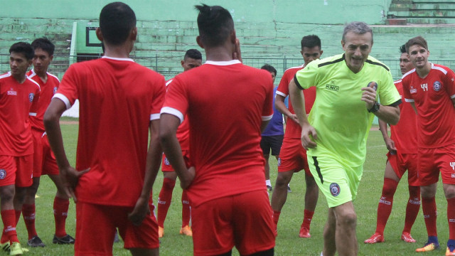Milomir Seslija (berkostum hijau stabilo) dalam sesi latihan Arema. Foto: Ari Bowo Sucipto/ANTARA