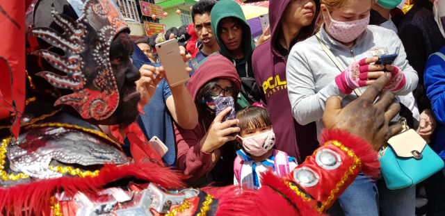Seorang tatung saat ritual cuci jalan yang digelar di Singkawang, Senin (18/2). Foto: Hi!Pontianak